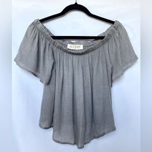 Audrey 3+1. Grey off-shoulder crop top.